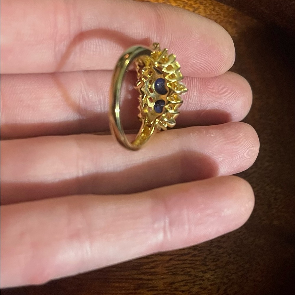 Elegant Gold and Blue Gemstone Ring - Picture 3 of 4